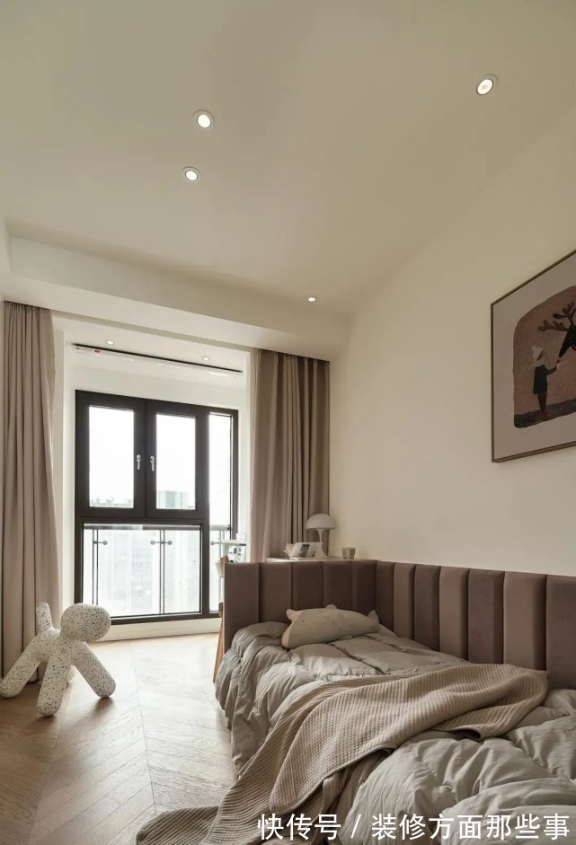 开放式|82㎡现代简约丨入户飘窗变卡座,开放式餐厨厅布局绝了