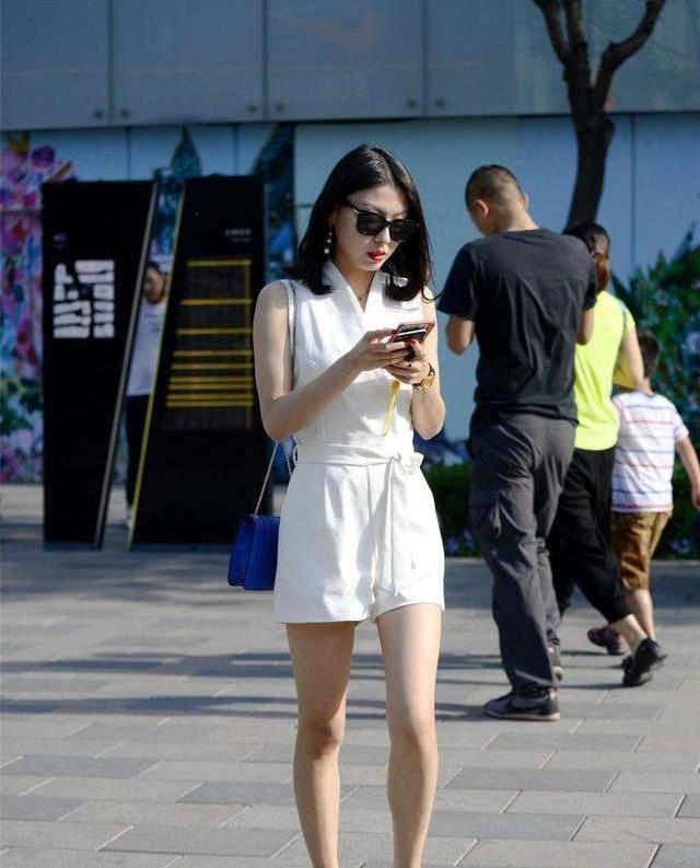 穿连衣短裤的小姐姐,搭配平底鞋依旧可以秀长腿