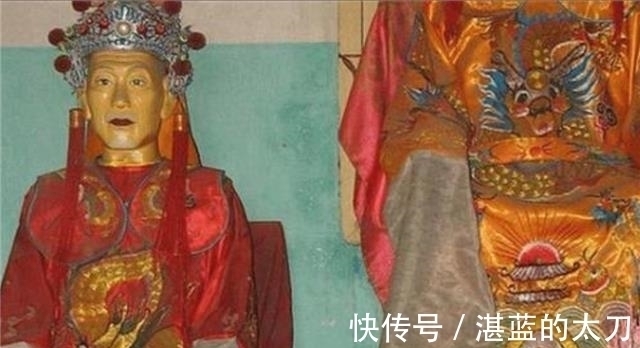 父亲#父亲去世后,孝子将遗体塑金身摆家里供奉,全村无人敢去串门