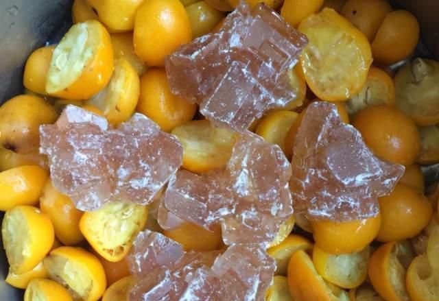 冬天,别忘了吃这水果,熬成酱用水冲着吃,早晚一杯润燥更润嗓