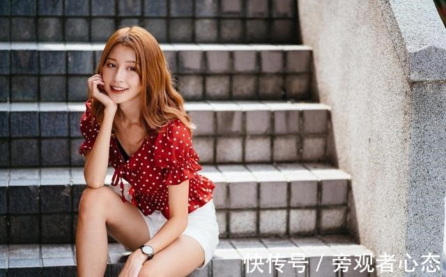 优雅 红色波点小衫是法式浪漫的精髓,展现女性的优雅大气