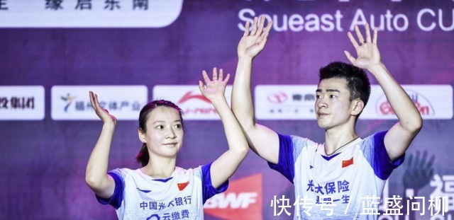 明艳动人|颜值实力并存!27岁国羽第一美女现身机场,身材气质越发明艳动人!