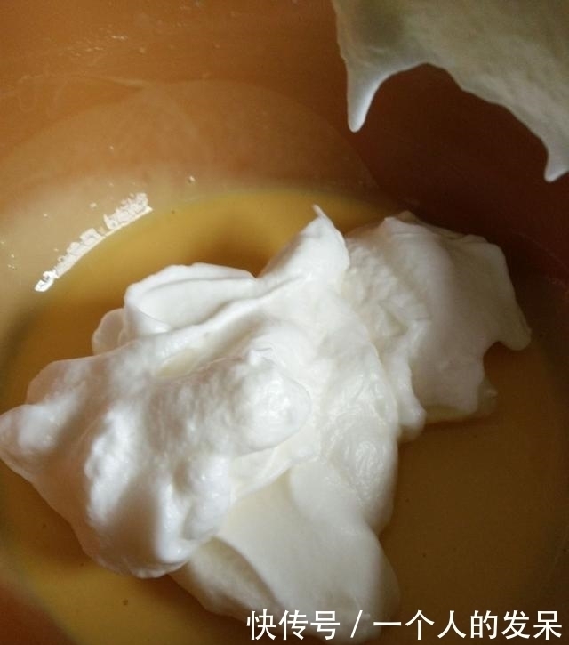 电饭煲蛋糕 起的非常高,材料只需4样 可香了松软好吃