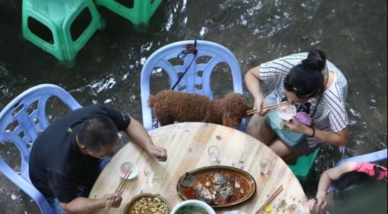  美食|这家餐厅沉浸在海水中，全世界只有一家，游客：我怕被冲走！