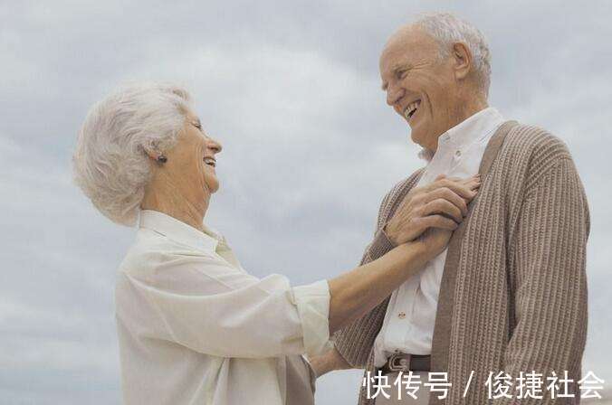 开开心心|北大医学院50岁后想要长寿,不是喝水也不是运动,2点需注意