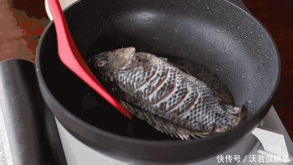 鲜嫩|无论煎什么鱼,牢记诀窍,保证鱼不破皮不粘锅,鲜嫩又入味