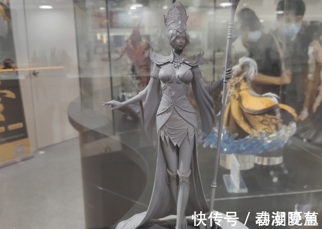 史莱克七怪|斗罗:比比东手办初次登场,一款全是腿,一款霸气无比,个性十足