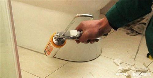 卫生间|卫生间玻璃胶总是发黑怎么办?老师傅教你一招搞定,网友直呼聪明