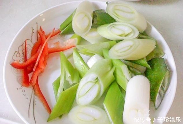 炒鸡蛋时，掌握这个做法技巧，鸡蛋滑嫩又鲜香，没有一点腥味