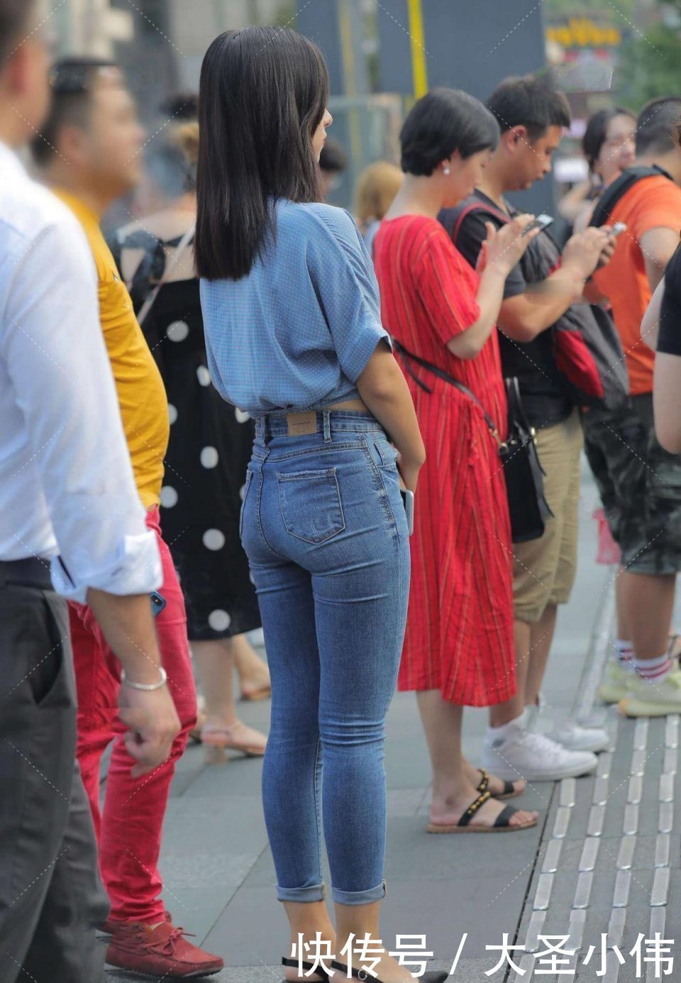 穿搭|美女街拍:长长的睫毛,很高级的女孩,完美地展现什么是微胖才是最好的