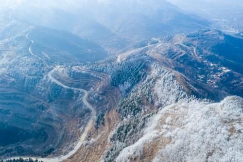 老年|大年初四济南南部山区自驾游，在彩西路旁的劈山邂逅雾凇奇观