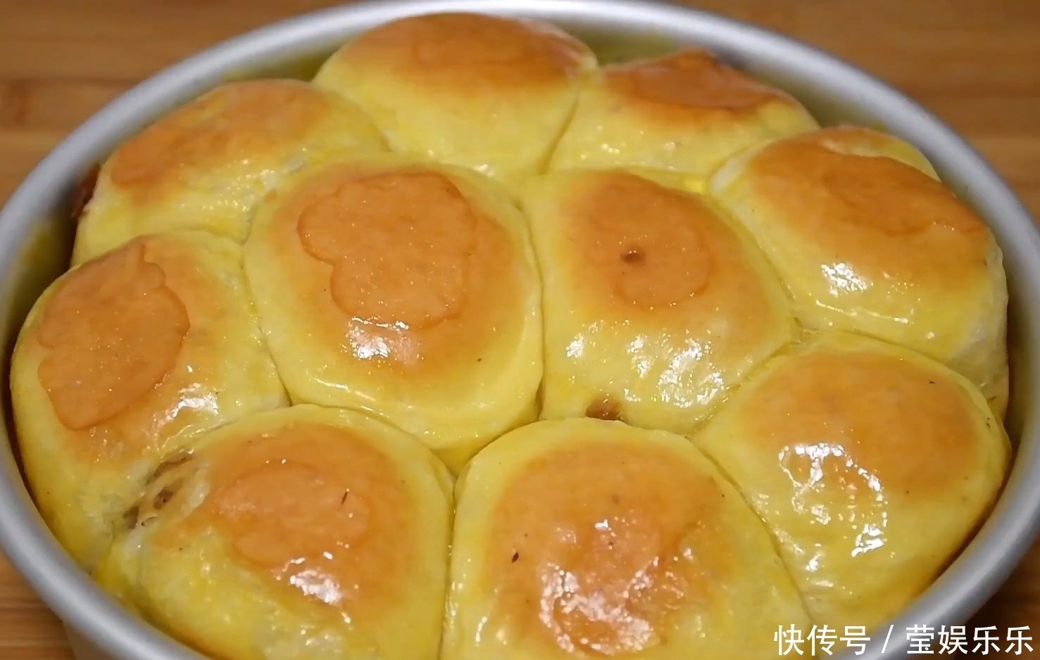 面团|1碗面粉，加4个鸡蛋，不用水，不用烤箱，教你做柔软香甜拉丝面包