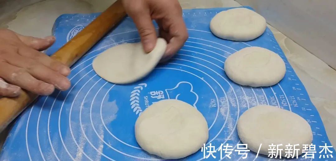 我家烙饼从来不早起,冰箱里一放,比手抓饼好吃,一次四个不够吃