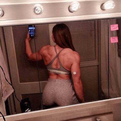 展示|加拿大女孩展示最强深蹲姿势！男人惊呼：这样的女友，怕了...