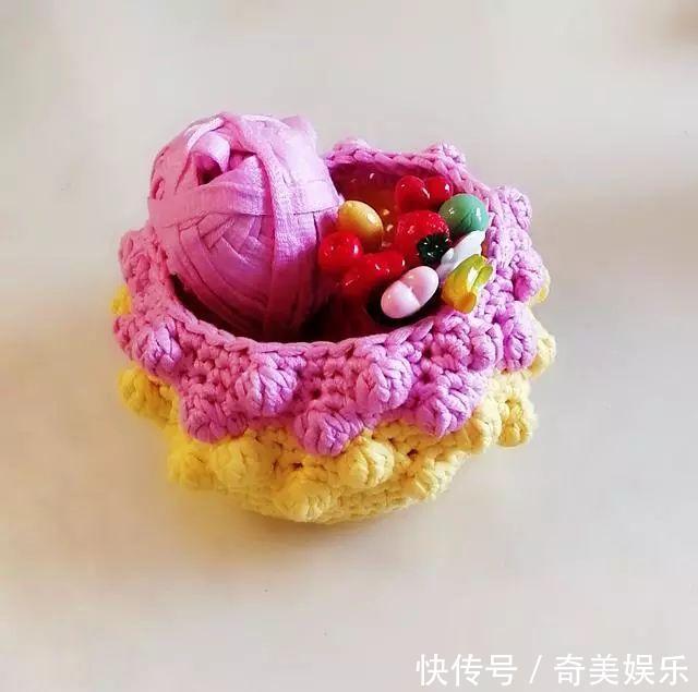 旧衣服剪几刀,制作布条线,拿来钩编收纳盒,非常实用!附教程