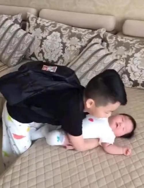 妹妹|妹妹淘气被妈妈责备,哥哥要带妹妹“离家出走”,妈妈当场认怂