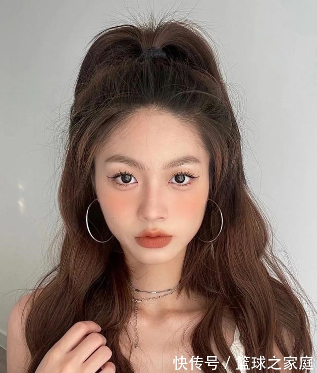 头发 别再披头散发了!这3个发型小技巧显嫩又高级!