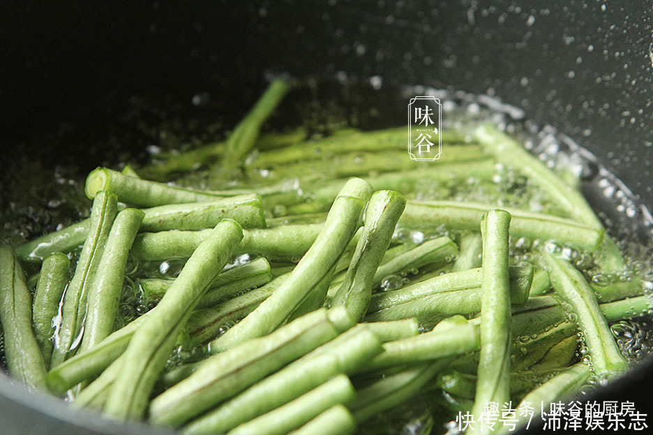  油腻|做茄子豆角时，直接过油就错了，大厨教您一招，茄子不黑不油腻