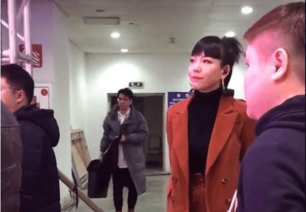 她曾是《好声音》人气歌手,却沦落到小县城走穴,庾澄庆也不管她