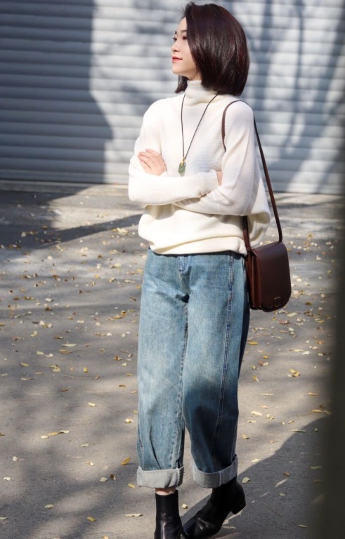 下图 今年流行“毛衣+牛仔裤”,不光保暖舒适,普通人穿了简约又洋气