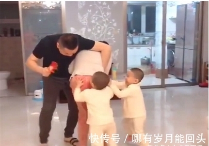 小家伙|爸爸假装打妈妈,双胞胎宝宝的反应暖心,感觉爸爸才是意外