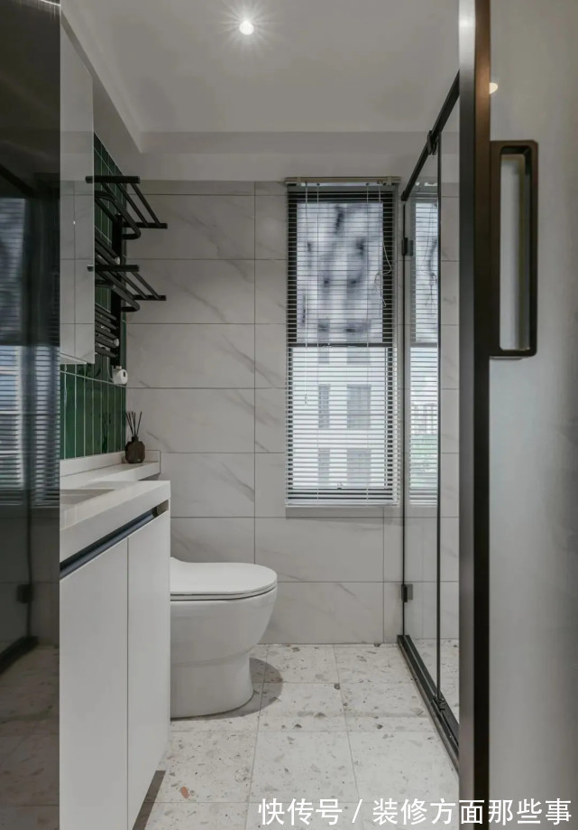 一面窗|95平混搭风复式房子墙面纯白+浅灰色,彩清浅柔和却不失层次感