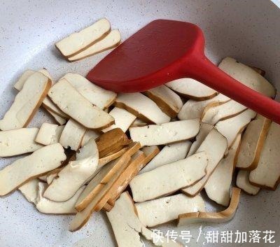 香干|吃一次就念念不忘的芹菜炒香干！