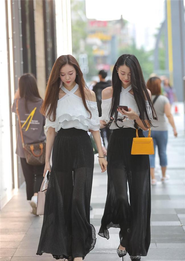 摇曳多姿,暗香留存,白色挂脖配时尚阔腿裤演绎的花开并蒂之美