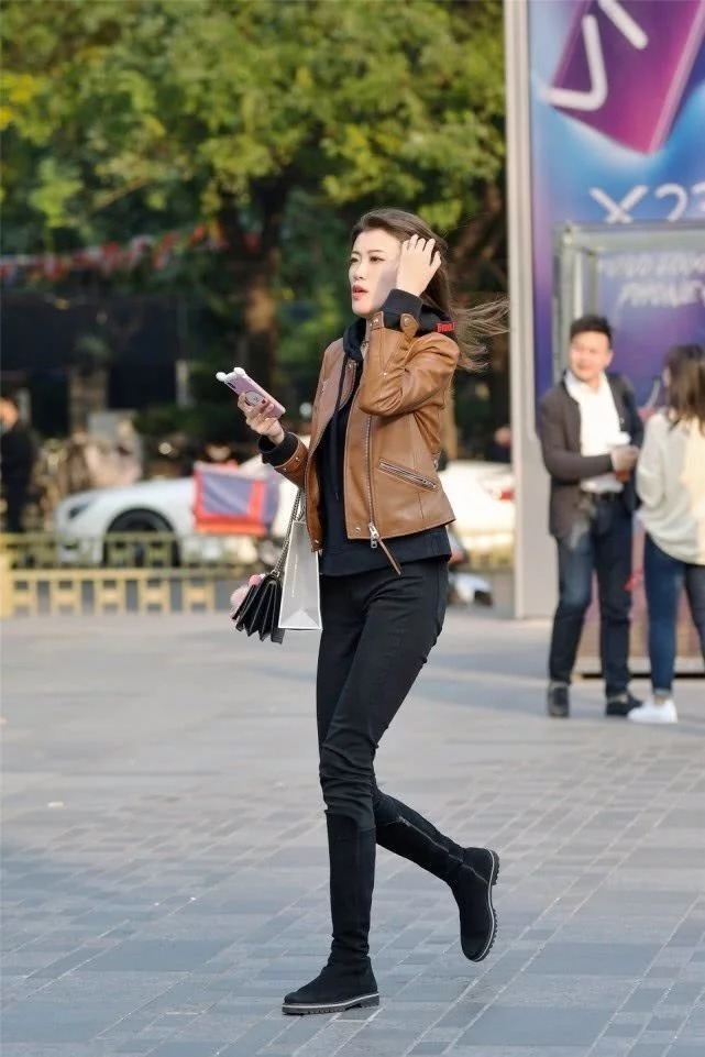 紧身裤 气质魅力美女,身穿蓝色牛仔裤,演绎出美丽的腿线