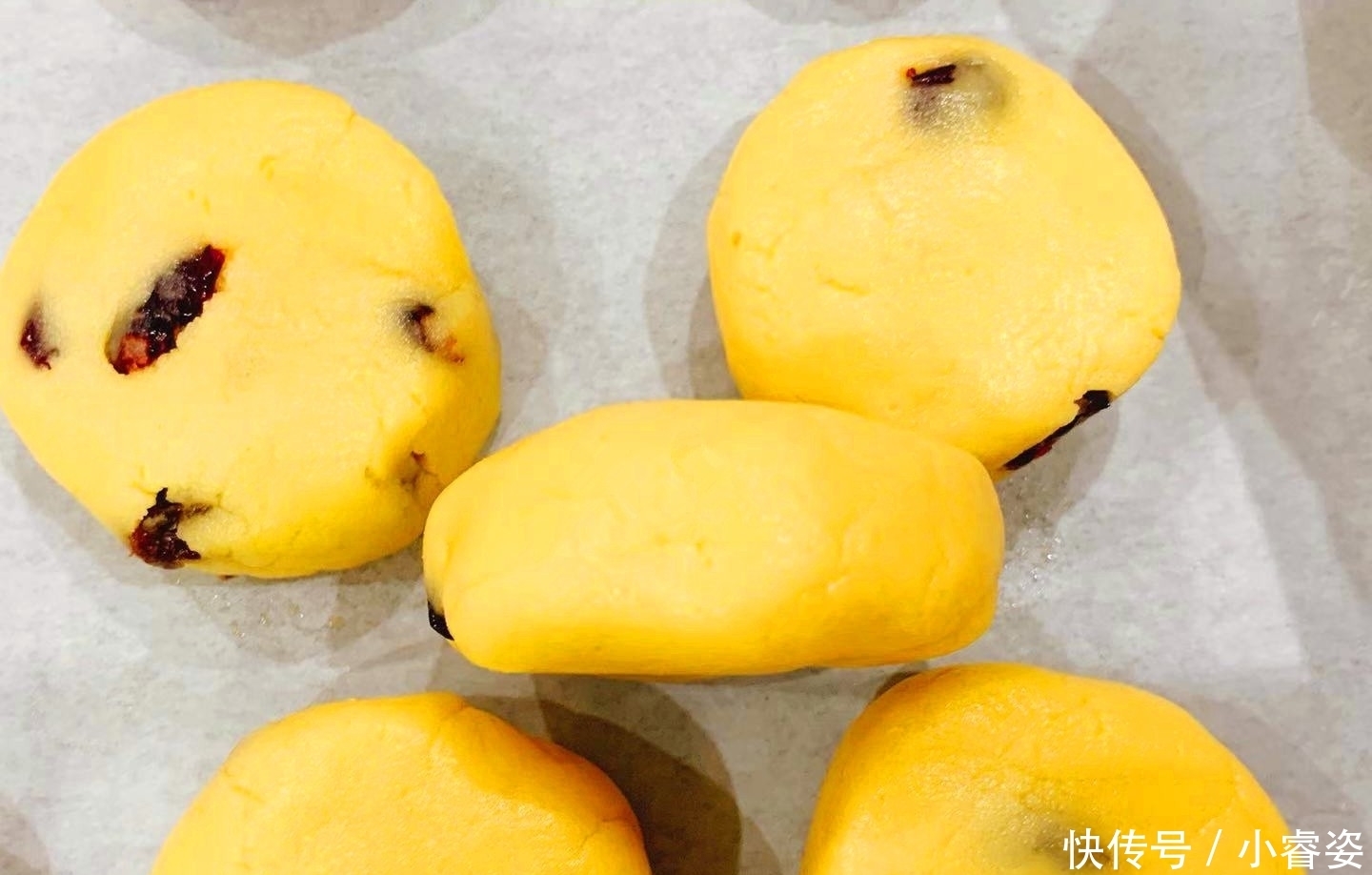 小时候特爱吃的酥饼,自己在家做,个个金黄酥脆,还是以前的味道