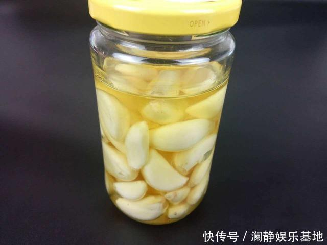 买回来的大蒜老是发芽?菜农教我这招,存放一年都不会发芽了!