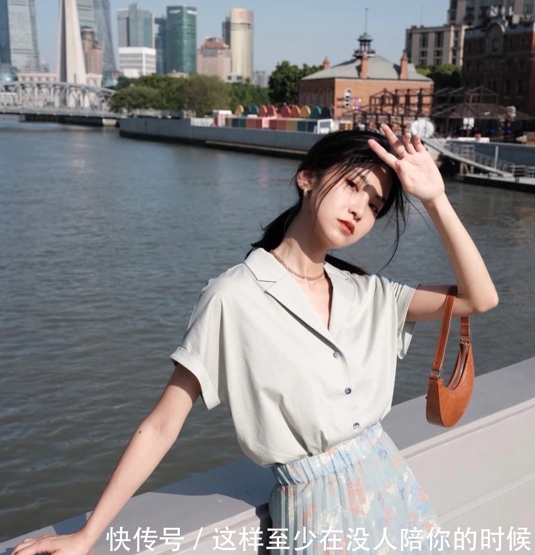 裙装|衬衫和半裙才是“绝配”，搭配简单又亮眼，性价比超高就这样穿