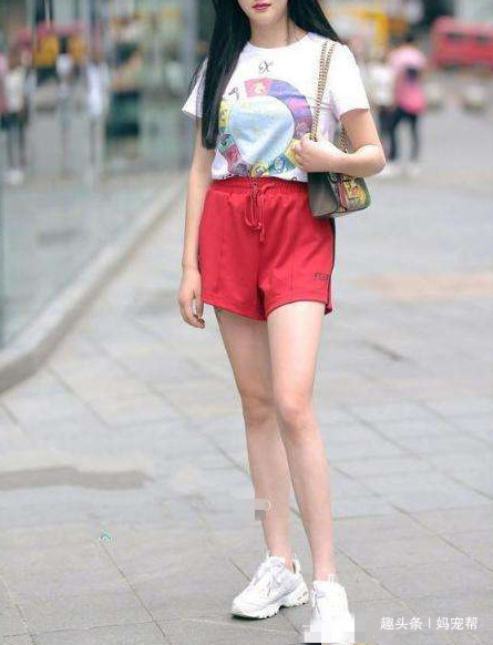 女人味 个性的喇叭牛仔裤,修饰纤瘦的双腿线条,展现女人精致的一面