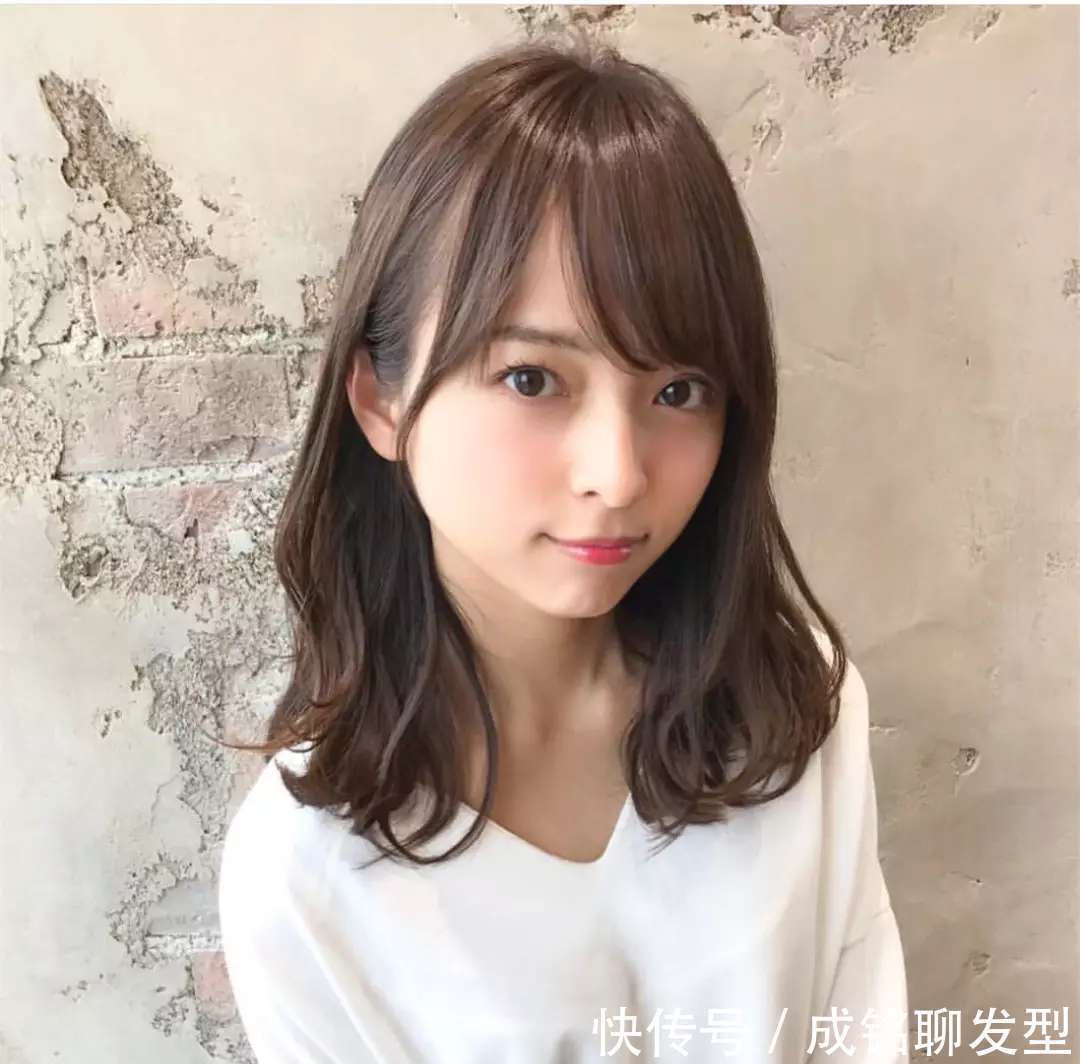 柔卷 换来换去,还是“锁骨烫”时髦,今秋流行的八款发型显脸小又减龄