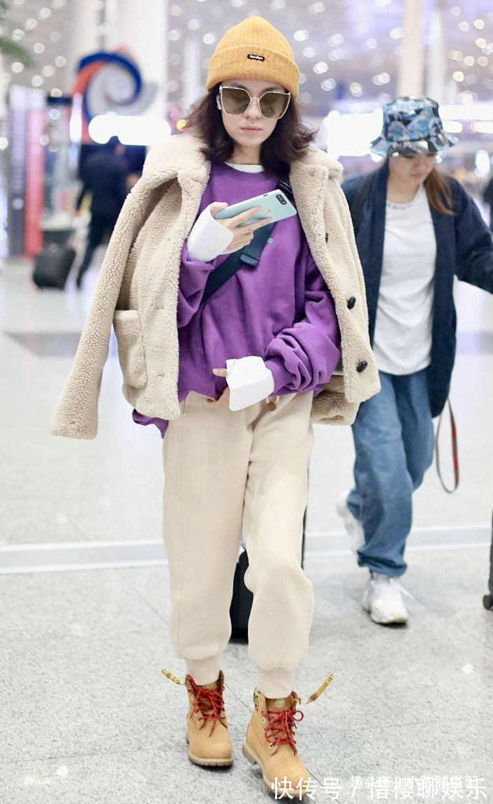 卫衣|36岁郁可唯太潮了,穿羊羔毛外套内搭紫色卫衣,街头风帅气满分