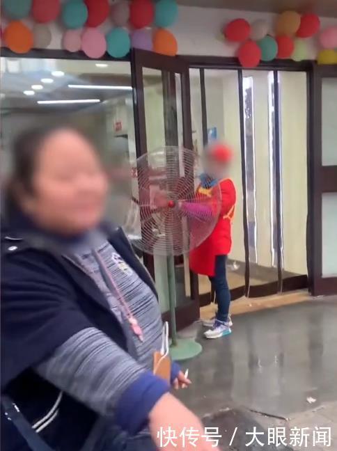 排长龙|电风扇驱客?隔壁店铺顾客排长龙,卤味店不得已使歪招