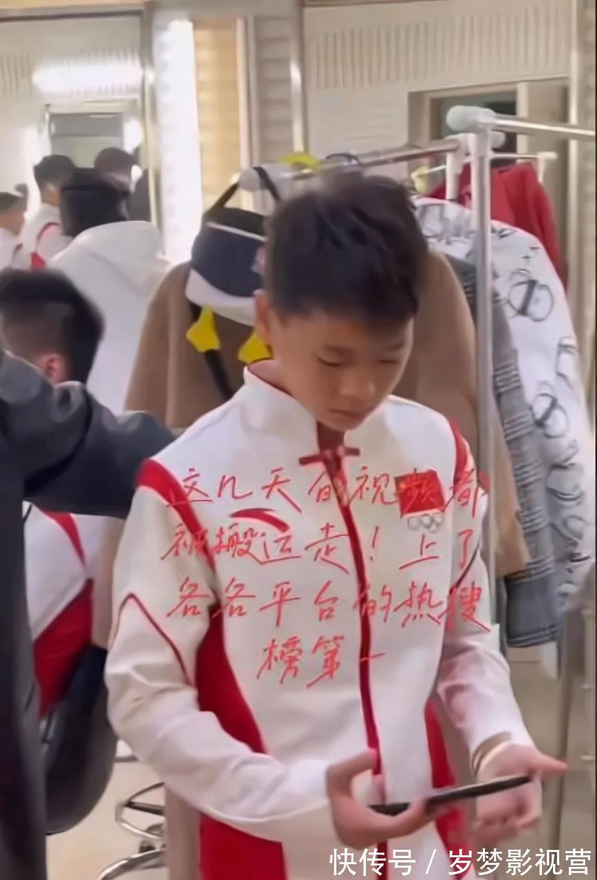 工作人员|全红婵玩游戏忘乎所以被工作人员催促,红姐低头玩根本不搭理-