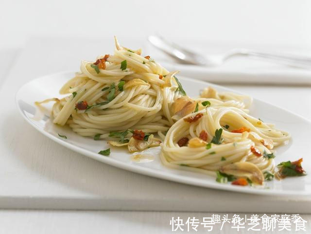 大蒜|今天才知道，保存大蒜这么简单，一年不发芽，还能做出如此美味