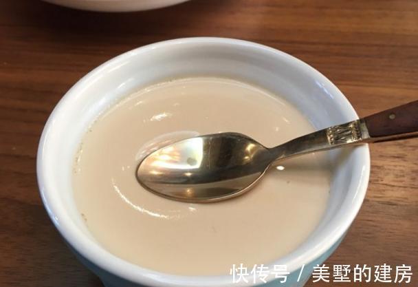做姜撞奶时，先放牛奶，还是先放姜？跟着广东大厨学，嫩滑香浓