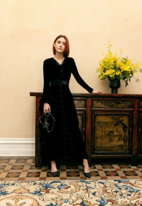 针织衫 何超莲很有“名媛气质”,穿黑色丝绒裙尽显身材曲线,不输女明星