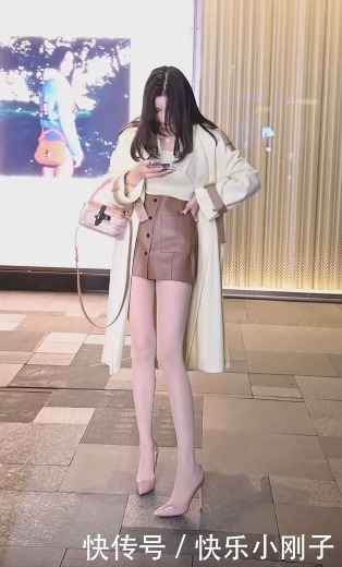 小姐姐真臭美,突然就开始秀美腿,不过是真的美