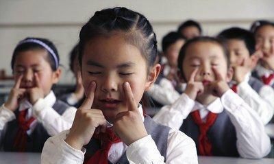 近视|家长不妨看看,这四件事会让孩子视力下降,可能你每天都在做