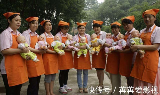 保姆|女儿2岁了还不会走路,父母带去医院检查,医生却轻声说:报警吧