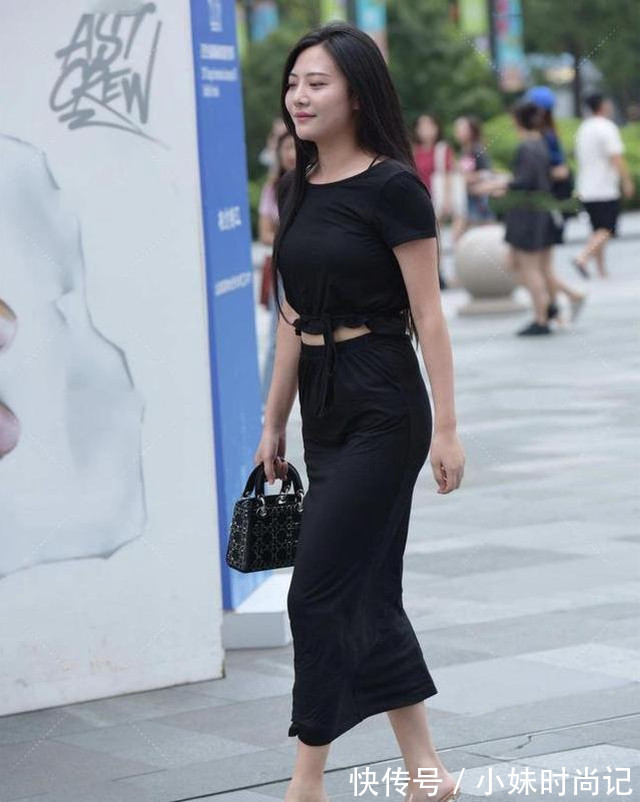 半身裙 黑色短袖配黑半身裙,优雅大气,穿着轻松时尚