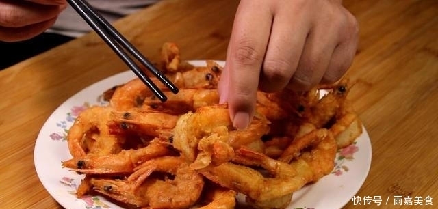 大虾|炸大虾,有人用面粉有人直接炸?都不对!教你正确做法,酥脆解馋