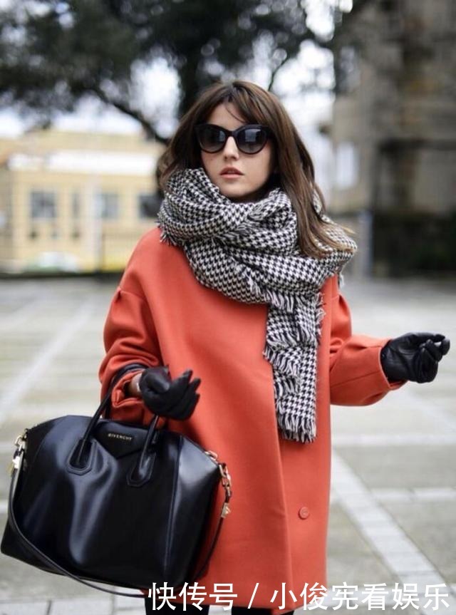 天冷了,分享3个优雅时髦的“围巾”搭配,温暖舒适显气质