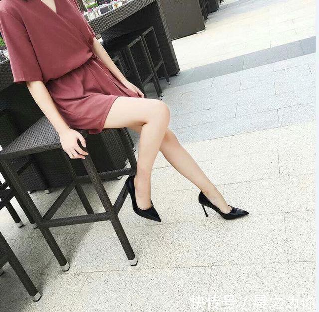 细高跟 黑色尖头细跟鞋知性时尚又旖旎抢眼,注定不能沉溺于乏味与平庸