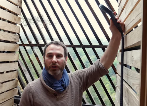 种菜|他用40棵松树,在荒山野林建起小屋,屋顶种菜生活自给自足