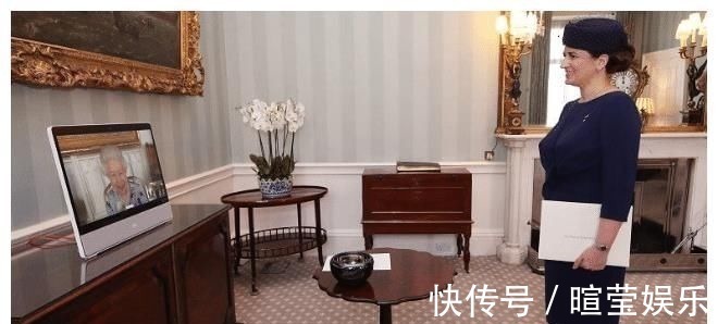 大红唇 伊丽莎白又开始打扮了!蓝色印花裙涂着大红唇营业,这是95岁吗?