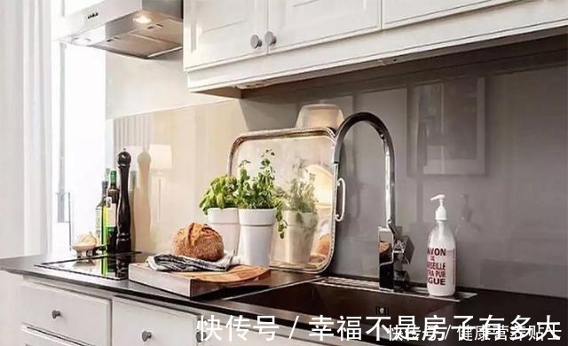 看上去很美|每次洗碗弄的到处都是水！听完内行人的建议，才知是厨房水槽的过！
